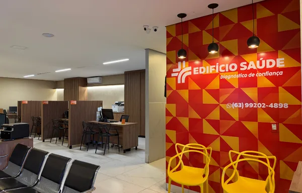 Recepção do Edifício Saúde em Araguaína, com painel da marca e guichês de atendimento