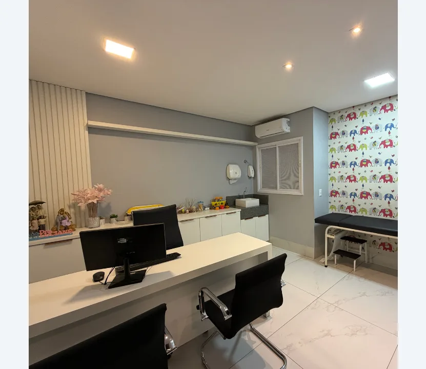Consultório pediátrico do Edifício Saúde, com maca infantil e parede decorada