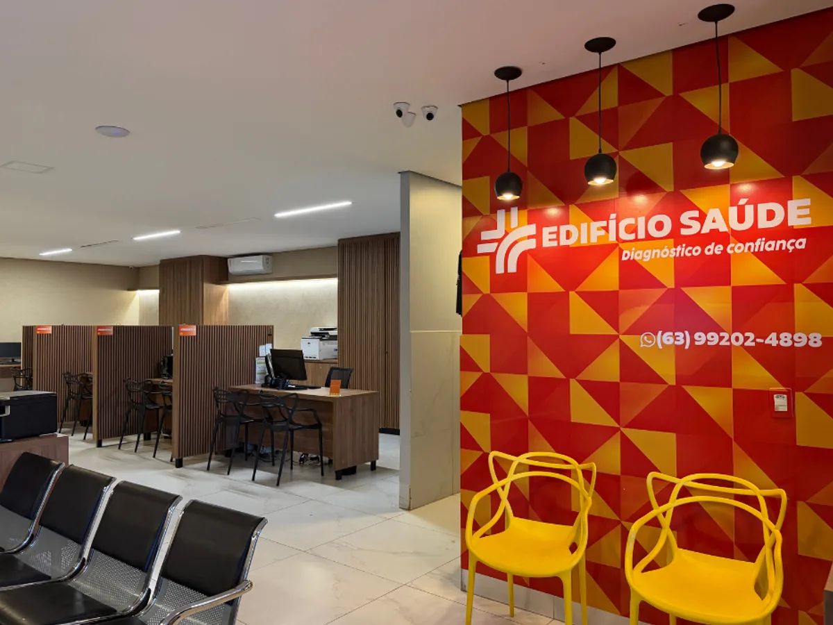 Recepção do Edifício Saúde, com painel da marca e guichês de atendimento