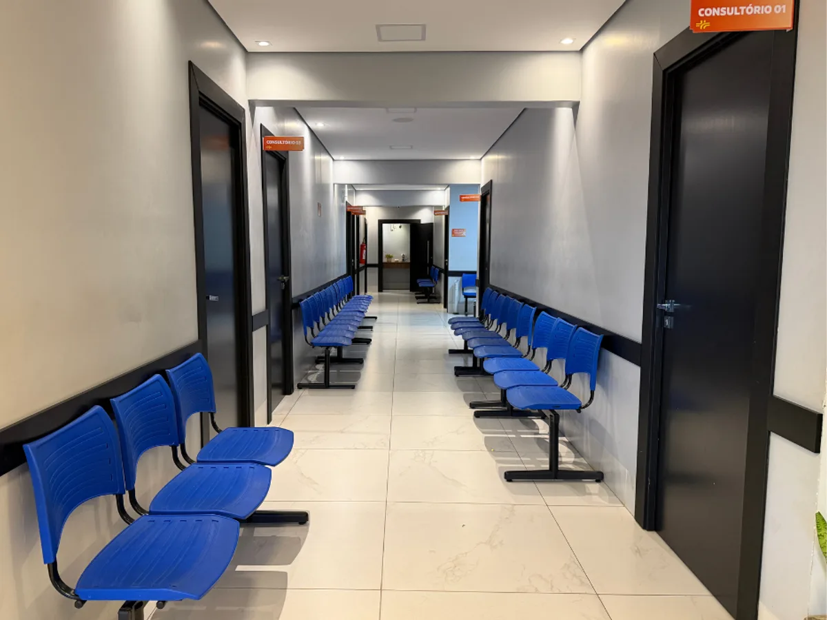 Corredor de consultórios do Edifício Saúde, com assentos para espera